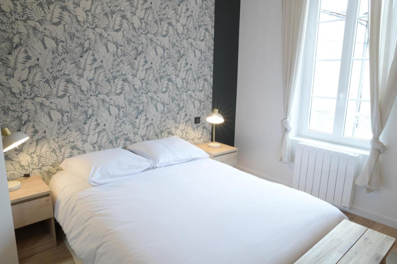 T3 De Charme Situe En Hyper Centre Avec Wifi, Linge, Draps, Savons Et Serviettes Fournis Cognac Quarto foto